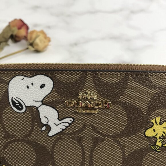 NWT Coach X Peanuts Corner Zip Wristlet Wallet With Snoopy & Woodstock - Picture 4 of 10